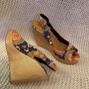 Wild Diva platform wedge faux wood sling backs. Size 6 1/2. Fun colorful pattern